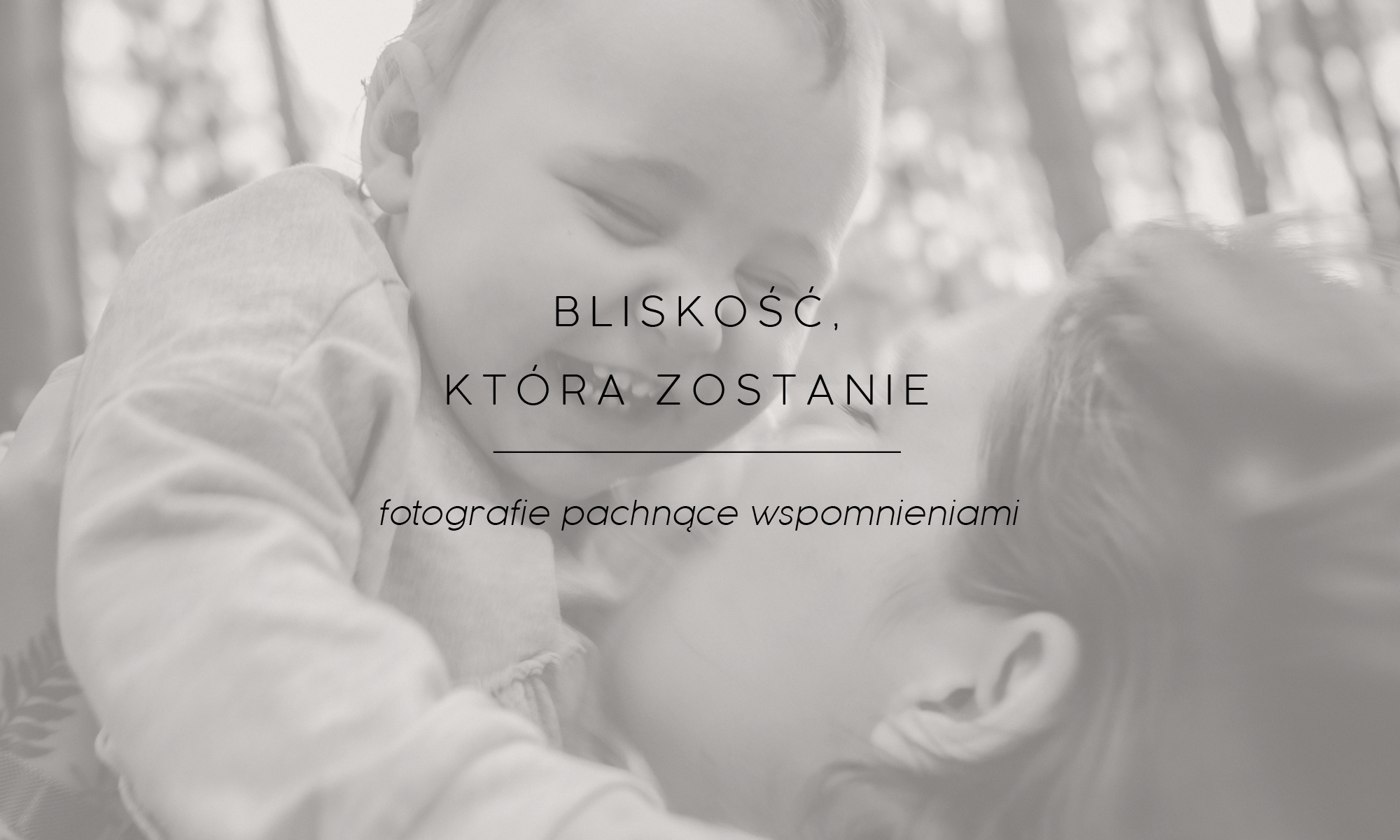 Czuły uścisk mamy z dzieckiem w lesie — reportażowe bliskie ujęcie, Olsztyn