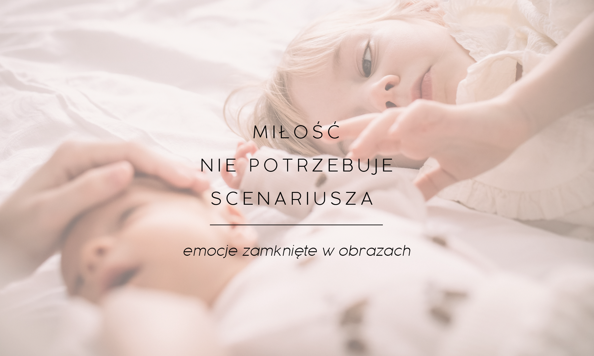 Bliskie momenty z noworodkiem i starszym rodzeństwem — ciepłe, naturalne kadry w sesji lifestyle w domu - Olsztyn