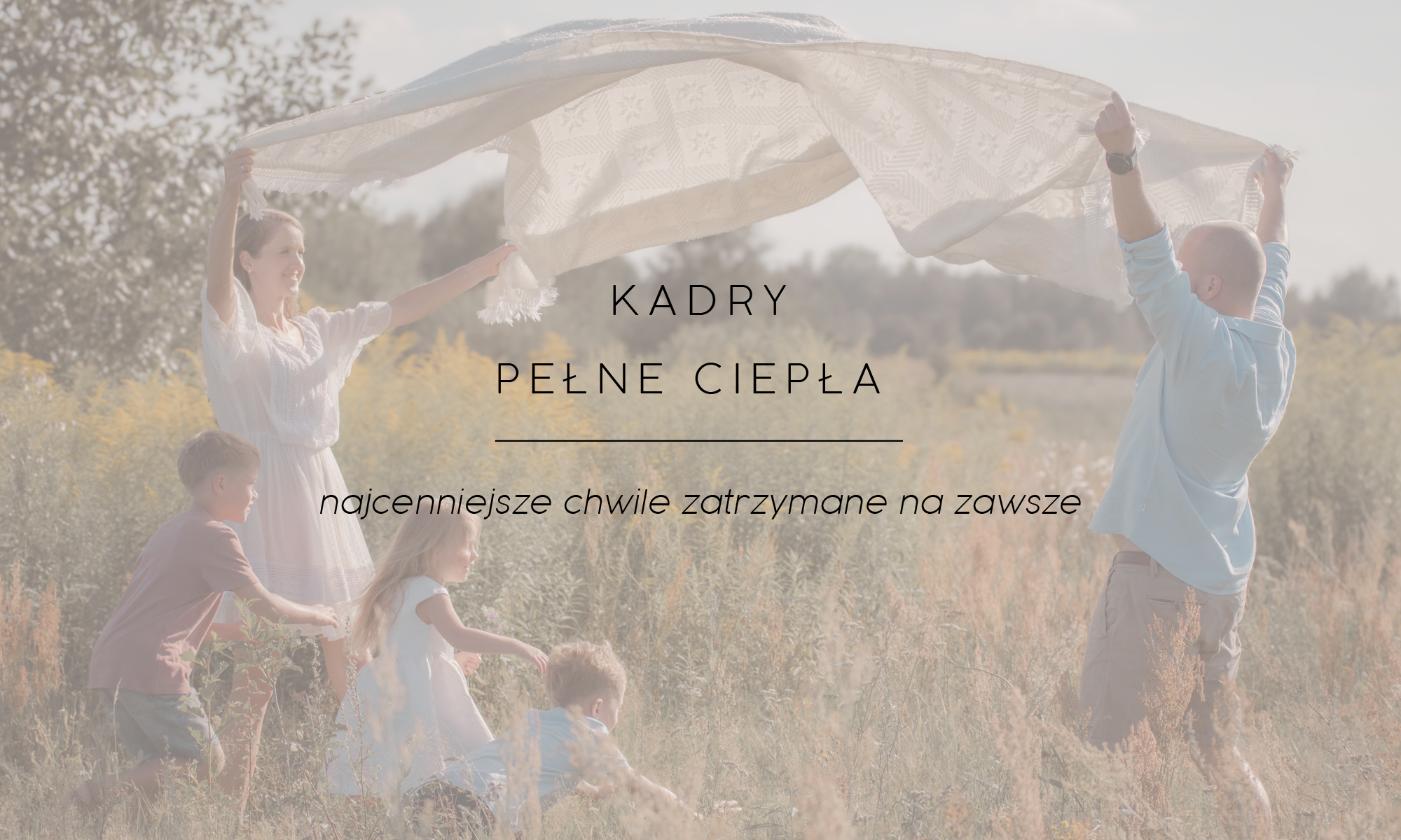 Zabawa na łące z dziećmi — naturalna fotografia rodzinna, Ostróda.