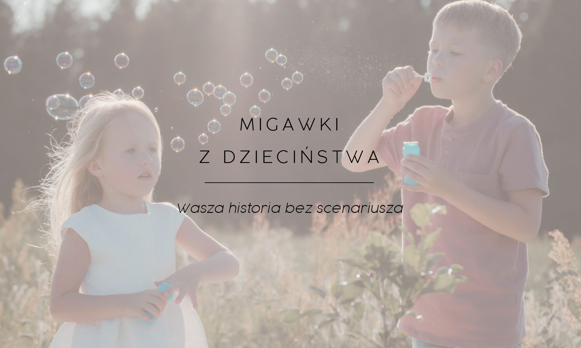 Dzieci puszczające bańki — naturalna fotografia rodzinna, Ostróda.